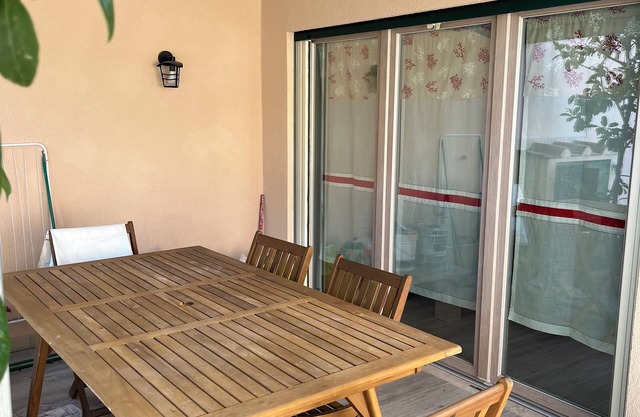 Unabhängige Zwei-Zimmer-Wohnung mit privatem Außenbereich 50 m vom Meer entfernt. Preise im Angebot
