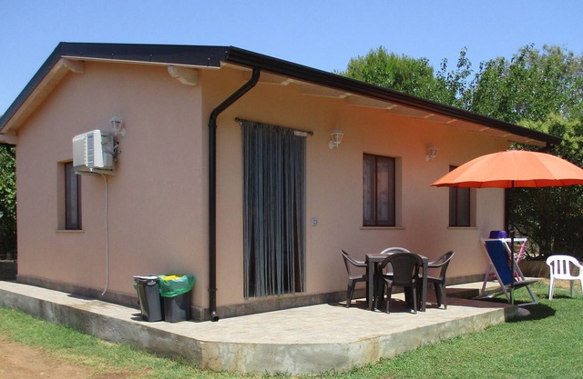 Unabhängige Villa mit Garten mit Blick auf das Meer