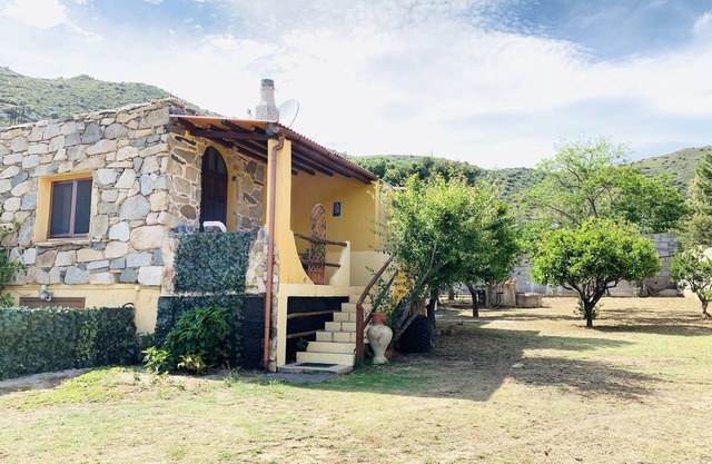 Unabhängige Villa mit Garten, WLAN, Klimaanlage!