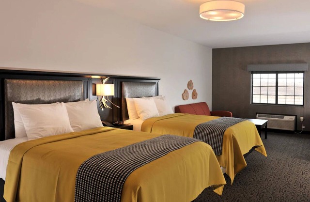 Independence Retreat: Hot Breakfast & Pet-friendly, Rustic Charm!