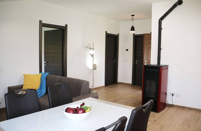 Unabhängiges Agrifoglio-Apartment in einem Ferienhaus mit Garten und Grill