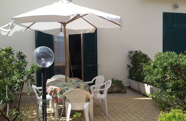 Unabhängige Wohnung mit Innenhof in unmittelbarer Nähe zum Meer
