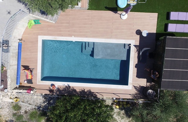 Independent apartment, quiet hill with pool