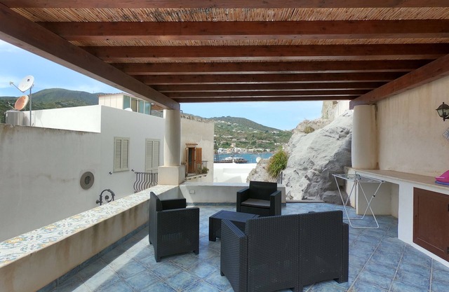 Unabhängige Wohnung mit Terrasse mit Meerblick im historischen Zentrum von Lipari