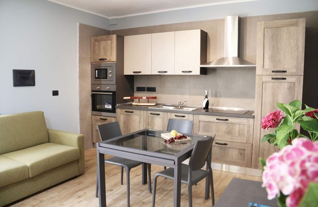 Unabhängige Kirsche Wohnung in Ferienhaus mit Garten und Grill