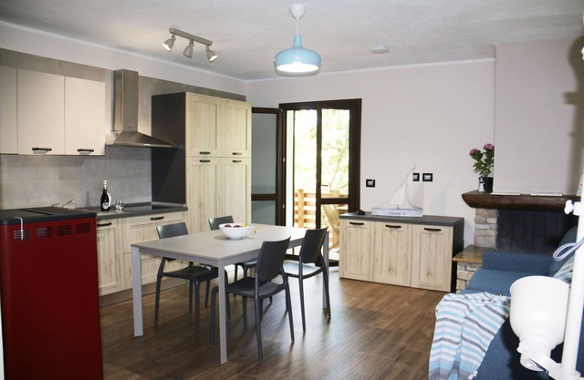 Unabhängige Kastanienwohnung in Ferienhaus mit Garten und Grill