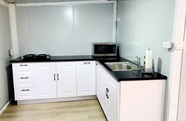 Independent Cozy Guest Unit on a Lush Green Property Near to all Amenities