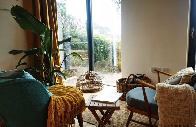 Independent Ensuite Room, Great Location + Parking