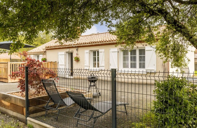Unabhängiges Ferienhaus mit Garten und WLAN, 12 km von den Stränden entfernt