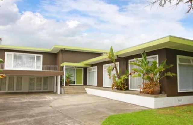 Independent house with amazing view of golf course.