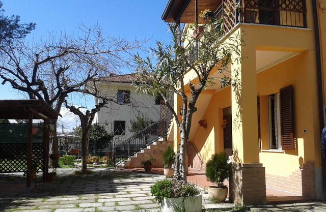 Unabhängige Wohnung in einer Villa mit Garten