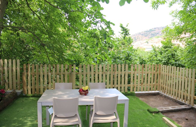 Unabhängige Steinwohnung in einem Ferienhaus mit Garten und Grill
