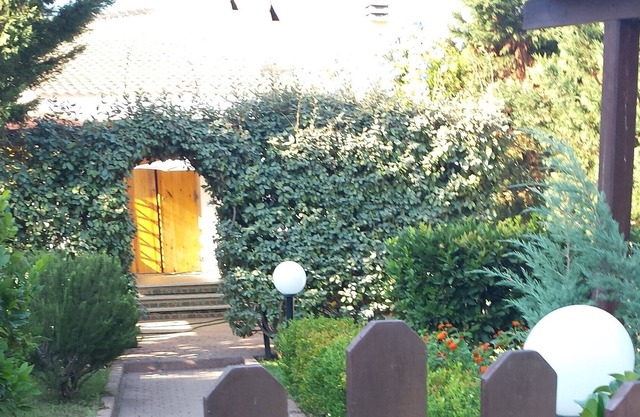Unabhängige Villa, umgeben von viel Grün, nur wenige Schritte vom Meer entfernt
