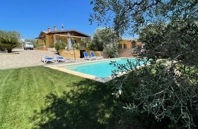 Unabhängige Villa zwei unabhängige Wohnungen mit Pool, Whirlpool, Park