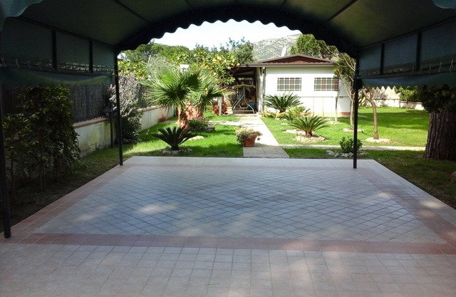 Unabhängige Villa mit Zugang zum Meer, Sprungzone der Mittel, großer Garten