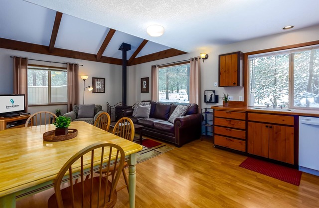 Charmantes Haus mit offenem Grundriss im Herzen von Surniver, Hot Tub- INDI02