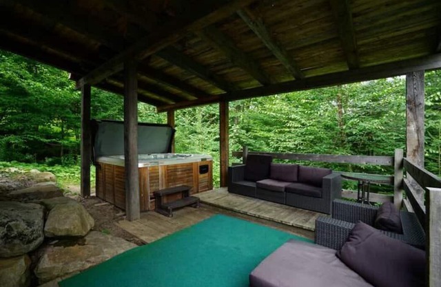 Indian Chalet / Log cabin
