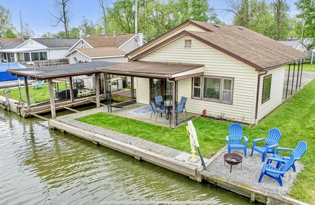 Indian Lake Cottage, Renovated with a Boat Dock!