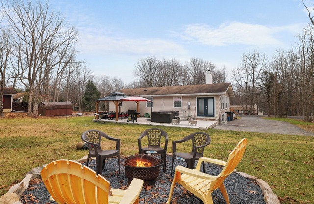 Indian Mountain Getaway-hot tub, lakes ,hiking ,fireplace , pool table