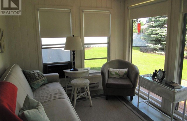 Indian Summer in Meota – 2 bdm Lakeview Cabin Getaway in Meota, Sask