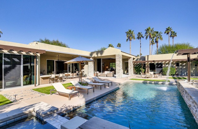 Indian Wells Country Club: Panoramic Mountain View / Pool with waterfall