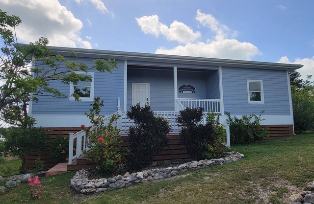 Indigo House with private pool, dock slip, & house generator on Green Turtle Cay