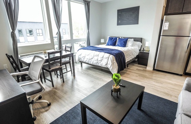Indigo Suite: 10 Mins to MSP/MOA, Queen Bed, Free assigned parking