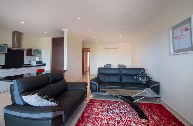 Innen- und Außenpools, Sauna, Dampfbad, Fitnessraum, Spielzimmer. Luxus