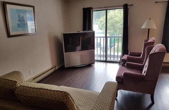 INDOOR COMFORT IN AN OUTDOOR PARADISE Sleeps 4- 5 Min to Golf & Ski