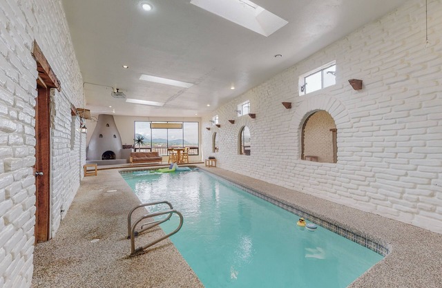 🏊‍♂️Indoor Heated Pool♨️Hot Tub♨️Sauna, Foosball🧳Sleeps 18🌄Mtn Views