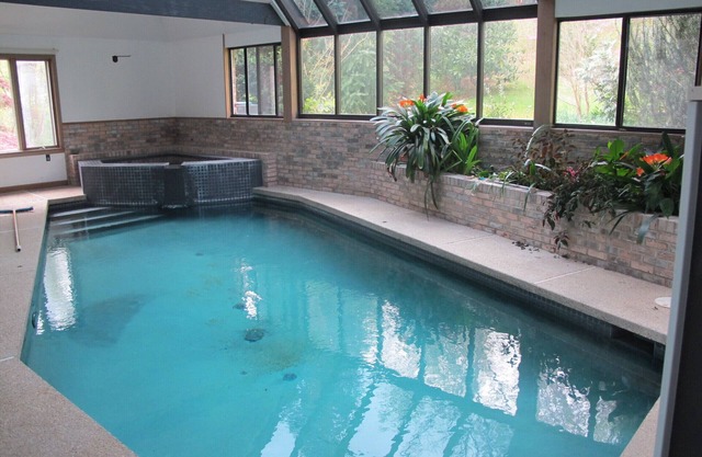 Innenpool und Spa in einem modernen französischen Haus, abgeschieden in den umliegenden Wäldern