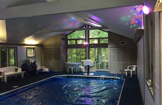 INDOOR POOL, game room, 6 BRs, 4.5 bath, sleeps 14, wheelchair access, pets ok!