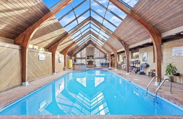 Indoor pool, Hot Tub, Sauna, Sleeps 12, 4B4Ba, Walk to Downtown Ottawa & River