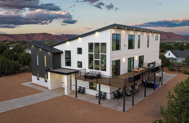 Indoor Sports Court, Pool, Hot tub, Sleeps 30+, Amazing Views!