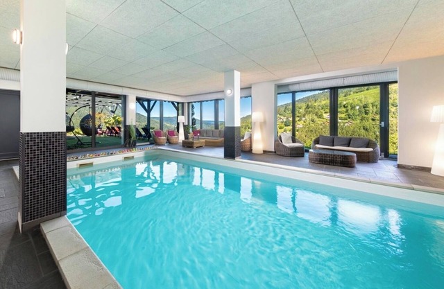 Hallenbad, Wellnessbereich, für 8-10 Personen (4 Schlafzimmer - 2 Bäder)