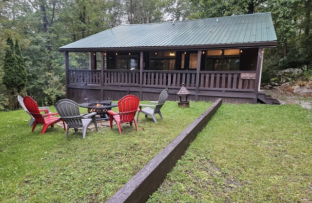 Indoor tree house & swivel firepit grill. Close to Kooser & Laurel Hill Parks.