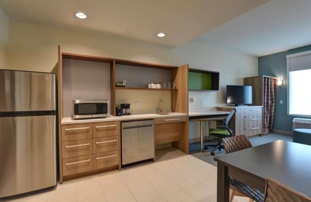 Indulge in Home Like Comfort! Pool, Kitchen, Free Breakfast, Near Panama Beach!