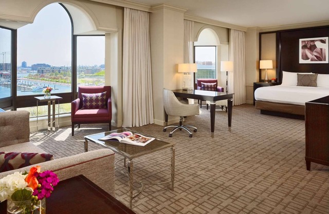 Indulge in Home-Like Comfort! Near B&O Railroad Museum, Pets are Allowed Here