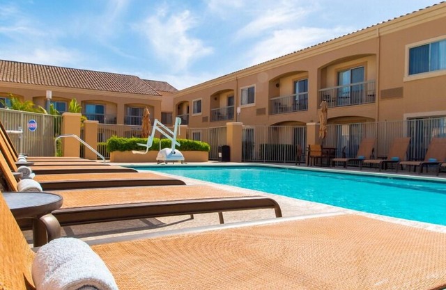 Indulge in Home-Like Comfort! 2 Comfortable Units, Near Camarillo Ranch House