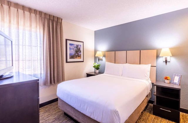 Indulge in Home Like Comfort! Spacious 1BR w/ Full Kitchen! Pets are Welcome