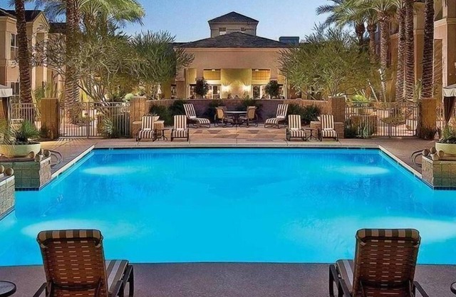 Indulge in Home Like Comfort! Short Drive to Desert Botanical Gardens, w/ Pool!