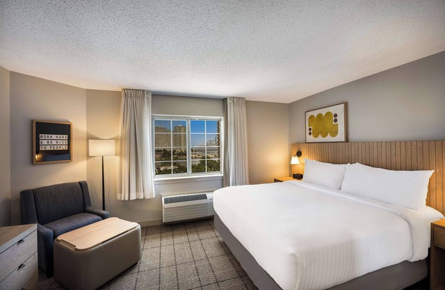Indulge in NYC Views! Pet-friendly Property with Full Kitchen, Parking!