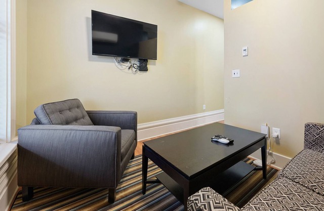 Indulge in the Exquisite Charm of the remodeled Abode close to Wheeling 201