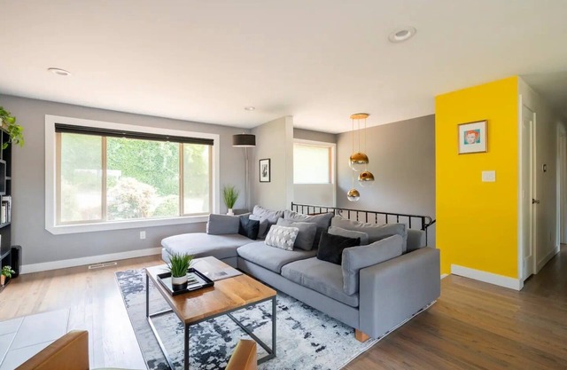 Indulge, Relax & Play: 5-Bedroom Haven with Games, Kitchen, Deck, Office & A/C