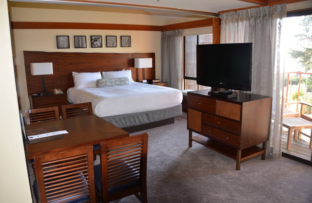 Gönnen Sie sich eine spektakuläre Unterkunft mit 2 Schlafzimmern im Hyatt Highlands Inn.