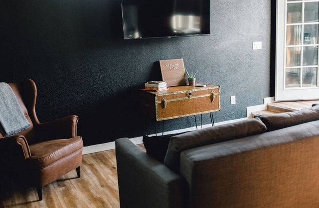 Private luxury apartment close to downtown!