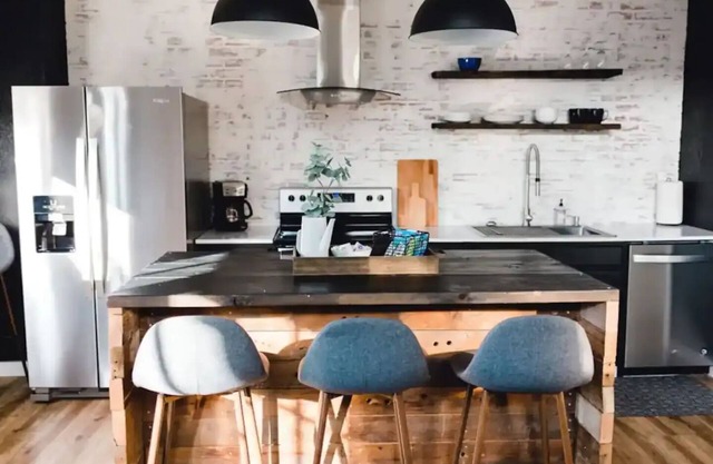 Industria - Private ground floor apartment, loaded with amenities.