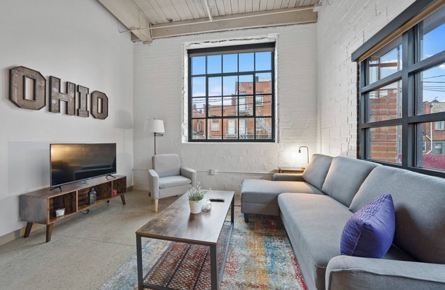Industrial 1BD Chic close to Cavs & Browns