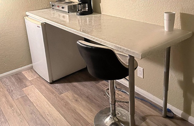 Industrial bachelor bed&bath 6min from lake!