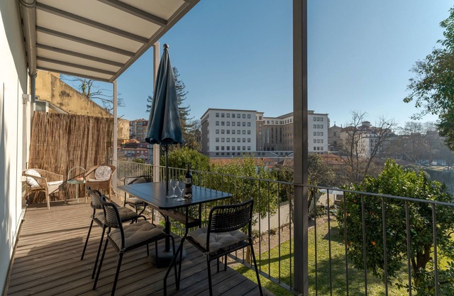 Industrielles Design-Apartment im Stadtzentrum mit gemeinsamem Garten, Wi-Fi und Klimaanlage